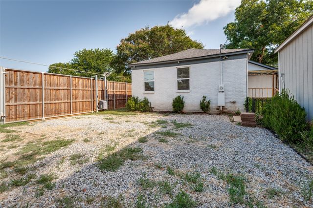 2450 Emmett Street, Dallas, TX 75211