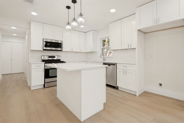 2450 Emmett Street, Dallas, TX 75211