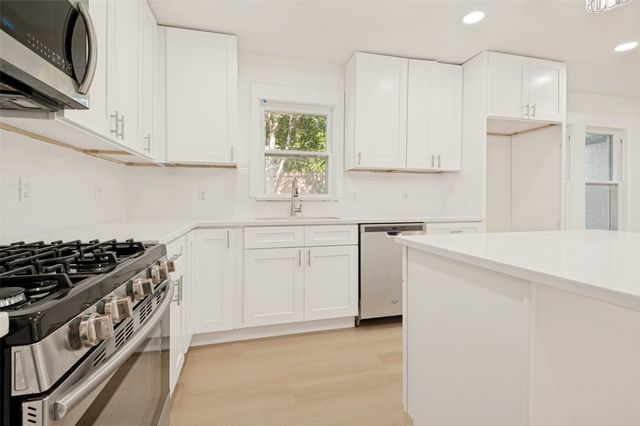 2450 Emmett Street, Dallas, TX 75211