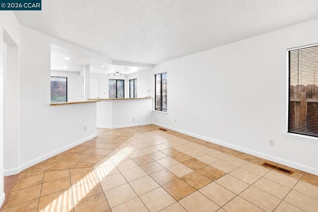Image 7 of property listing at 2125 Willow Ave, Antioch, CA 94509