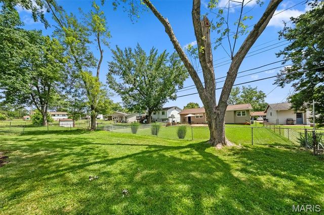 2556 Wesglen Estates Drive, Maryland Heights, MO 63043