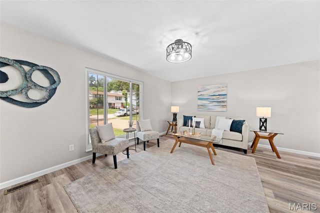 2556 Wesglen Estates Drive, Maryland Heights, MO 63043
