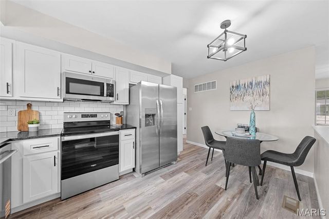 2556 Wesglen Estates Drive, Maryland Heights, MO 63043