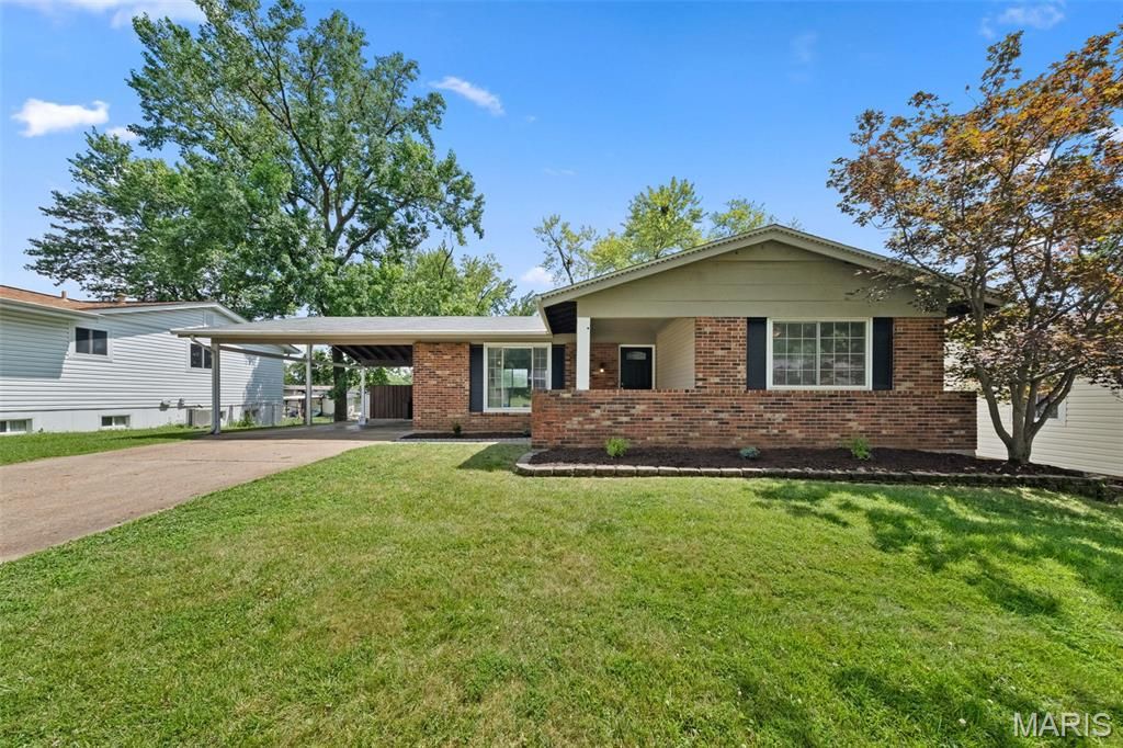 2556 Wesglen Estates Drive, Maryland Heights, MO 63043