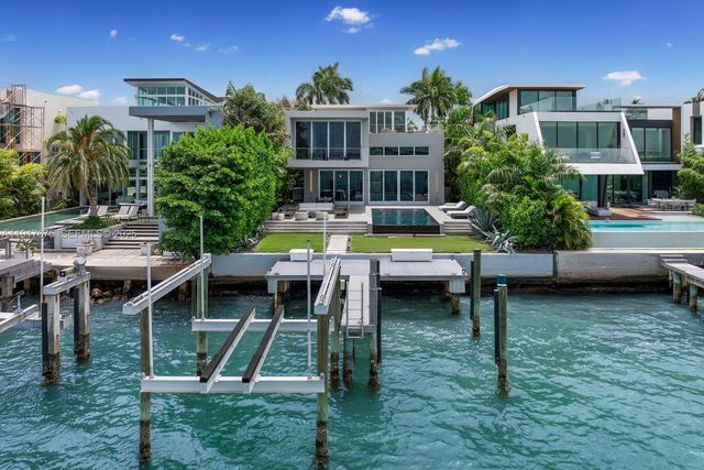 1379 N Venetian Way, Miami, FL 33139