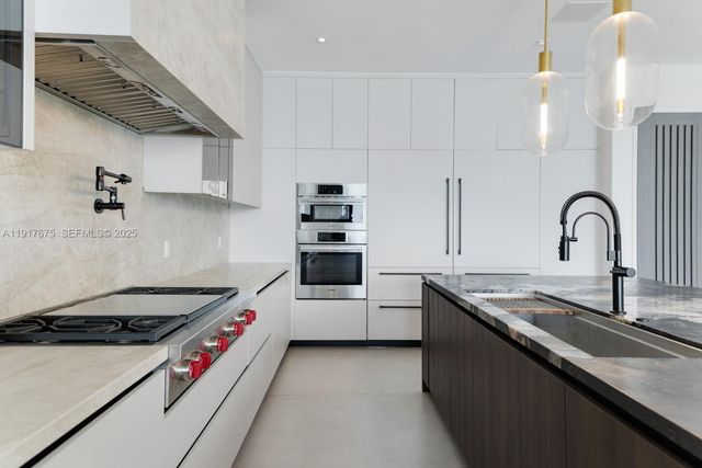 1379 N Venetian Way, Miami, FL 33139