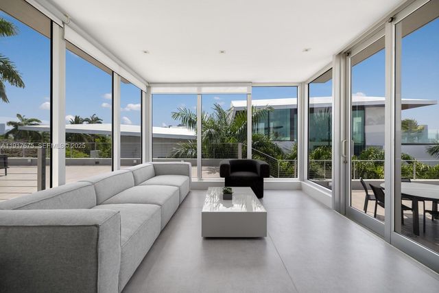 1379 N Venetian Way, Miami, FL 33139