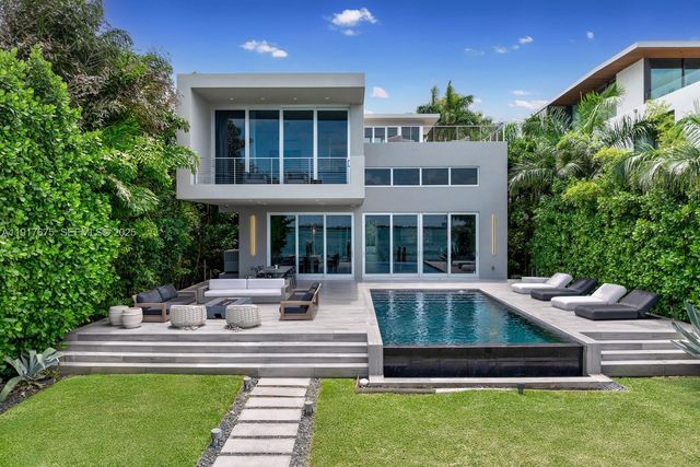 1379 N Venetian Way, Miami, FL 33139