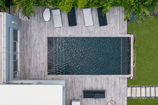 1379 N Venetian Way, Miami, FL 33139