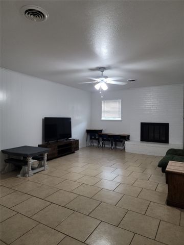 1714 Laurel Road, Gainesville, TX 76240