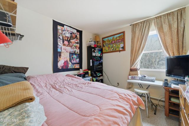 8 Woodridge Circle, Halfmoon, NY 12065