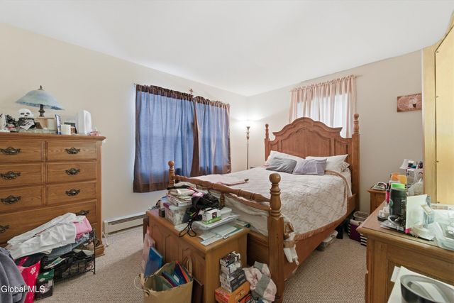 8 Woodridge Circle, Halfmoon, NY 12065