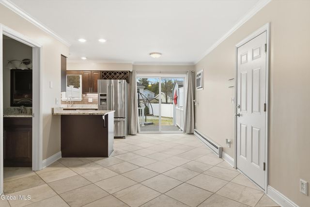 8 Woodridge Circle, Halfmoon, NY 12065