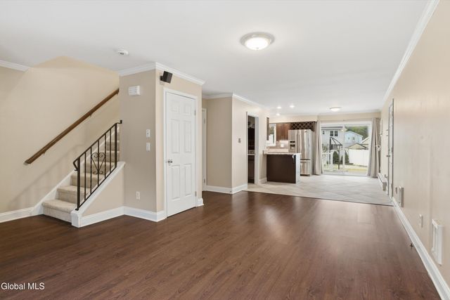 8 Woodridge Circle, Halfmoon, NY 12065