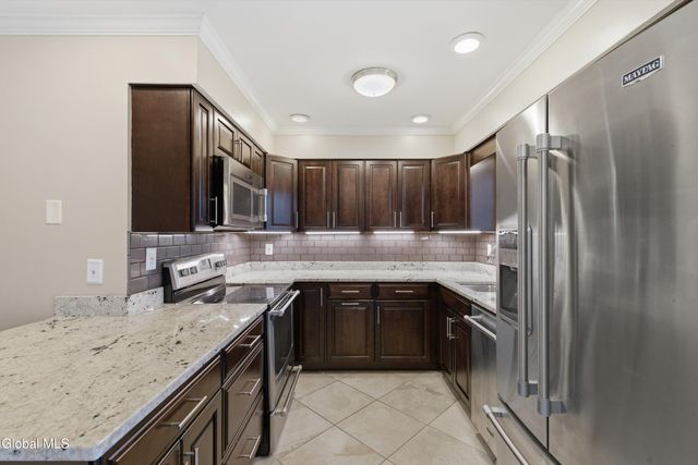 8 Woodridge Circle, Halfmoon, NY 12065