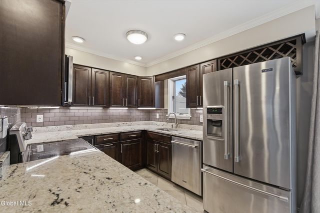 8 Woodridge Circle, Halfmoon, NY 12065