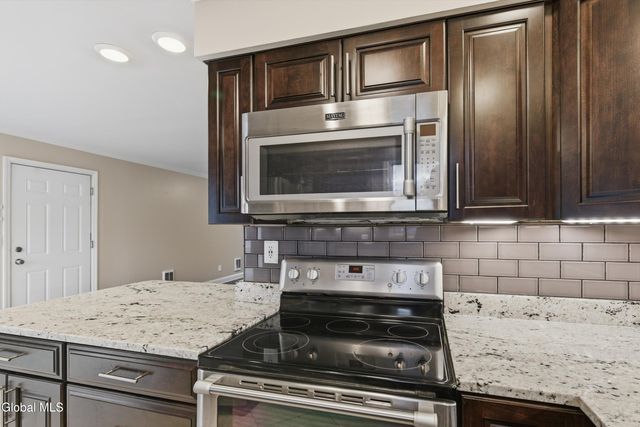 8 Woodridge Circle, Halfmoon, NY 12065