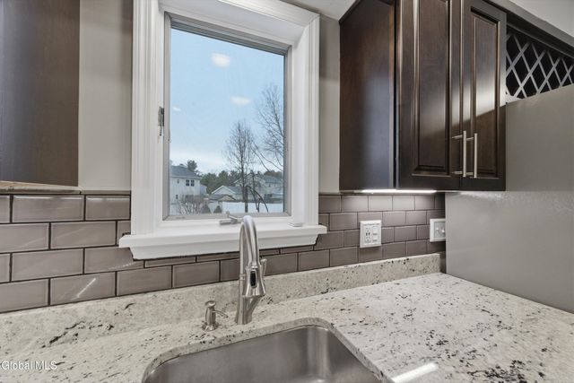 8 Woodridge Circle, Halfmoon, NY 12065