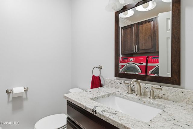 8 Woodridge Circle, Halfmoon, NY 12065