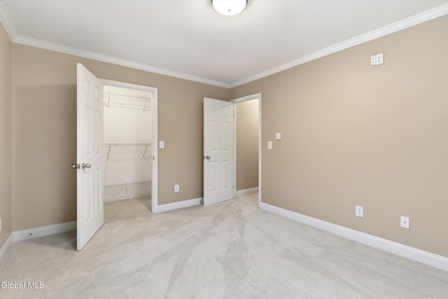 8 Woodridge Circle, Halfmoon, NY 12065