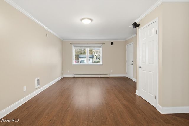 8 Woodridge Circle, Halfmoon, NY 12065