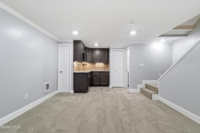 8 Woodridge Circle, Halfmoon, NY 12065