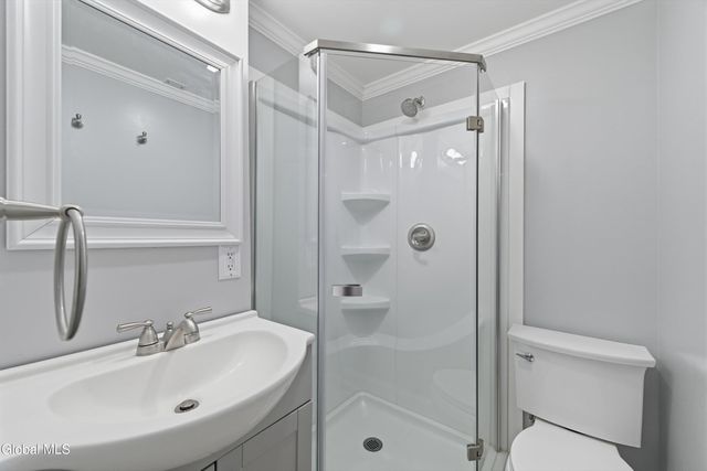 8 Woodridge Circle, Halfmoon, NY 12065