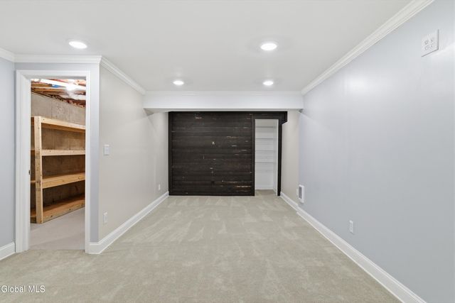 8 Woodridge Circle, Halfmoon, NY 12065