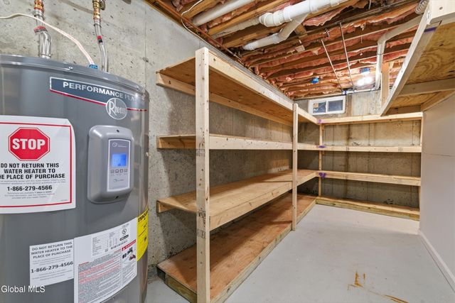 8 Woodridge Circle, Halfmoon, NY 12065