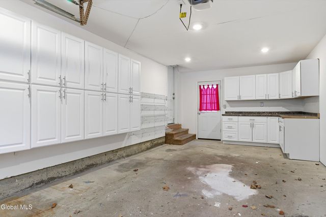 8 Woodridge Circle, Halfmoon, NY 12065