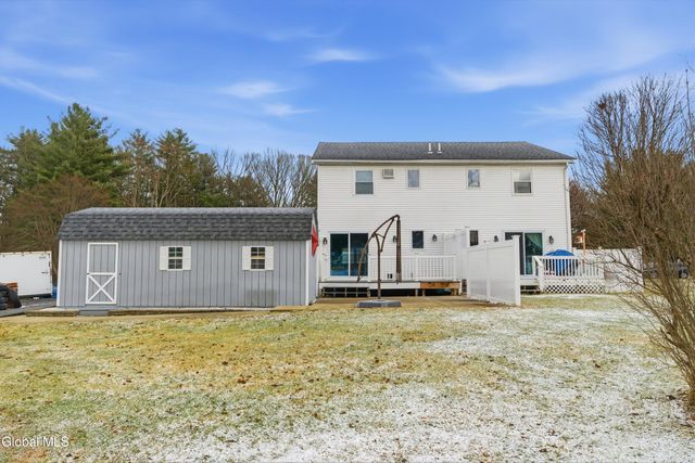 8 Woodridge Circle, Halfmoon, NY 12065