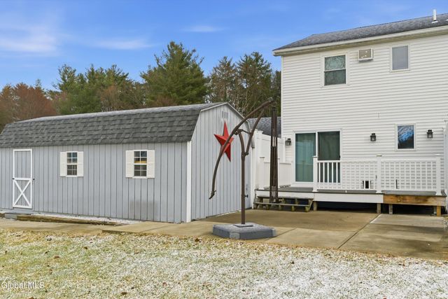 8 Woodridge Circle, Halfmoon, NY 12065