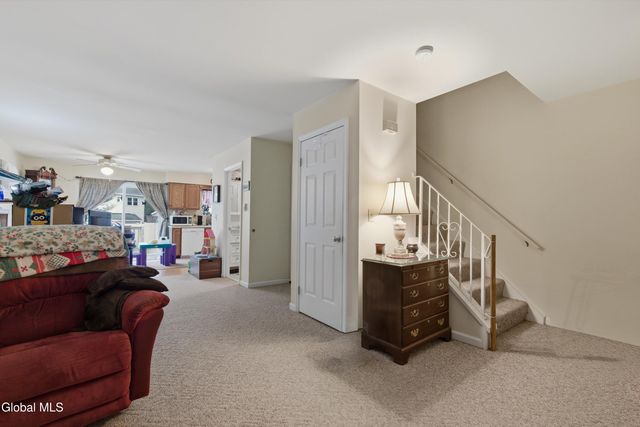 8 Woodridge Circle, Halfmoon, NY 12065