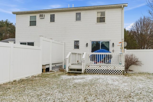 8 Woodridge Circle, Halfmoon, NY 12065