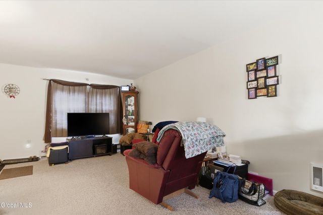 8 Woodridge Circle, Halfmoon, NY 12065