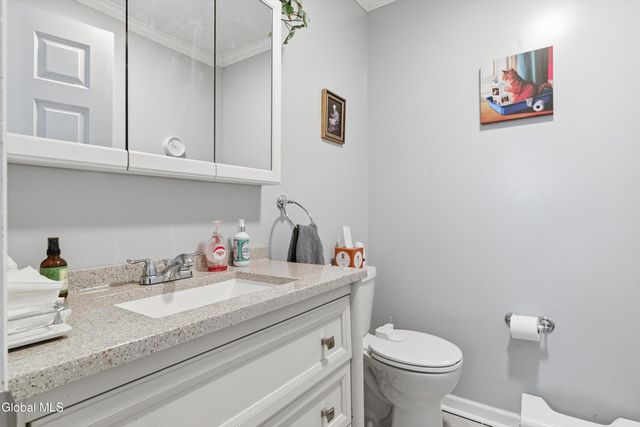 8 Woodridge Circle, Halfmoon, NY 12065