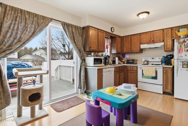 8 Woodridge Circle, Halfmoon, NY 12065