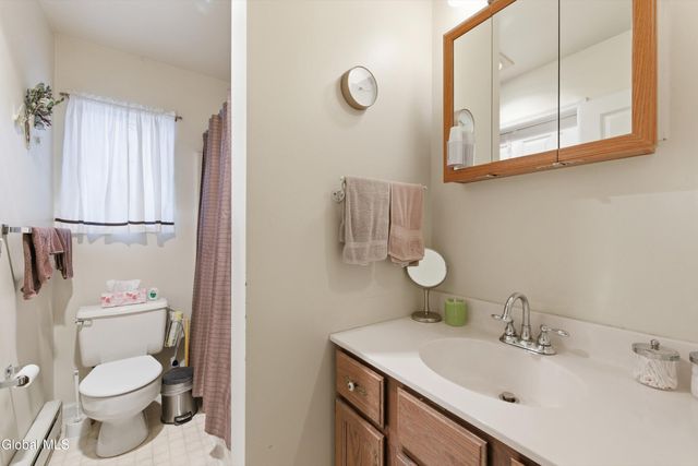 8 Woodridge Circle, Halfmoon, NY 12065