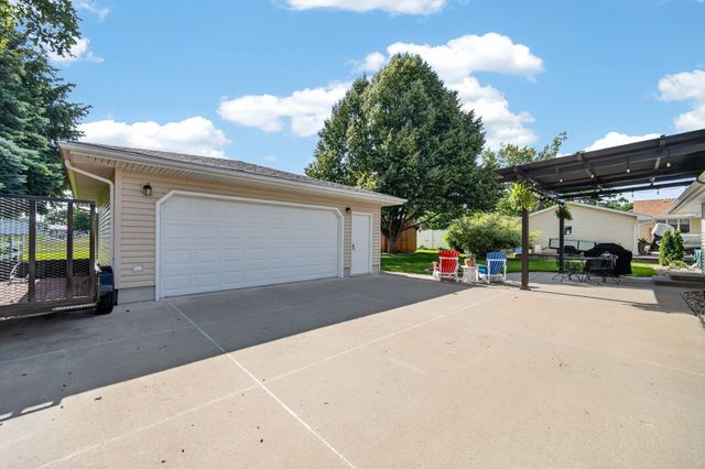 400 S P Street, Indianola, IA 50125