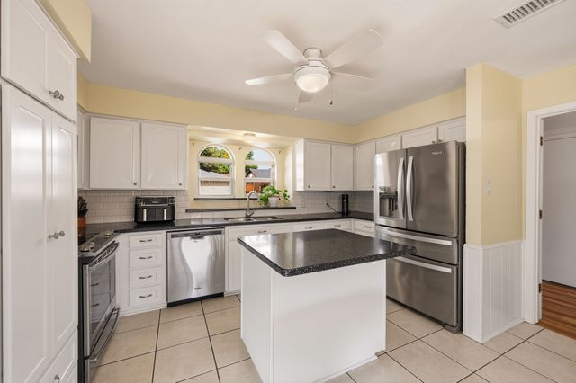5524 Wood View Street, North Richland Hills, TX 76180