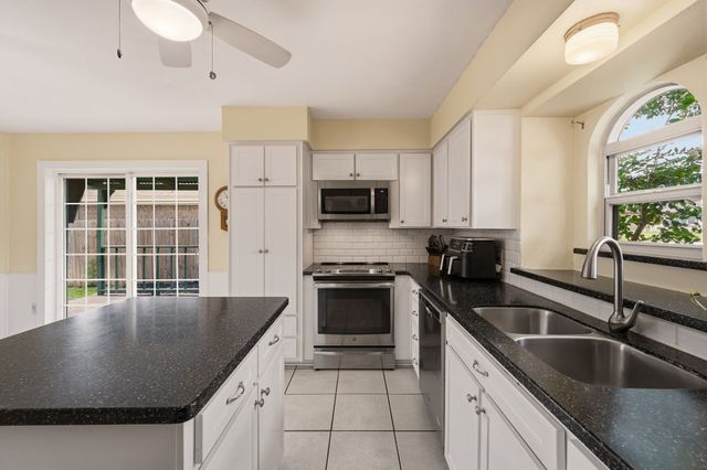 5524 Wood View Street, North Richland Hills, TX 76180
