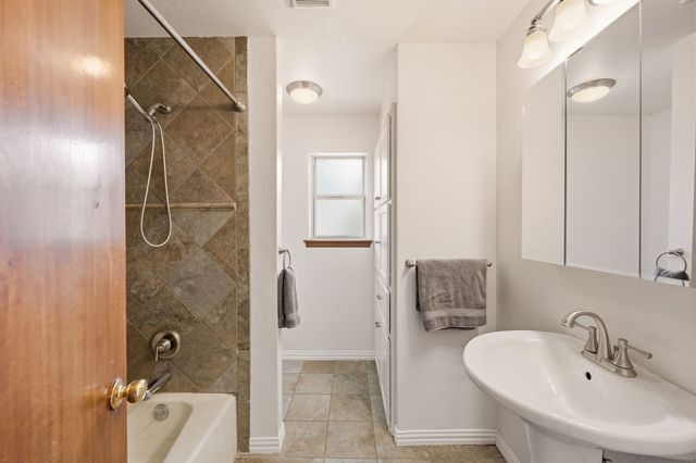 5524 Wood View Street, North Richland Hills, TX 76180