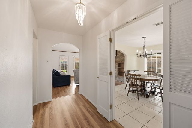 5524 Wood View Street, North Richland Hills, TX 76180