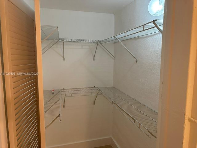 7071 SW 4th St 2, Miami, FL 33144