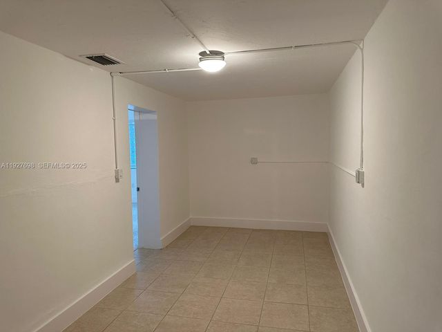 7071 SW 4th St 2, Miami, FL 33144