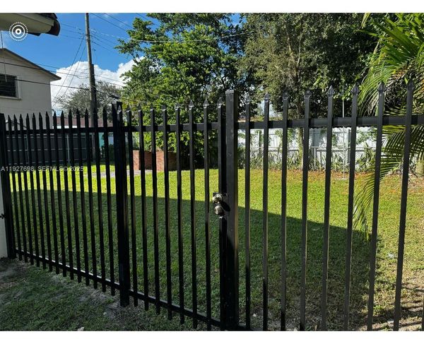 7071 SW 4th St 2, Miami, FL 33144