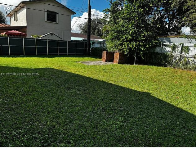 7071 SW 4th St 2, Miami, FL 33144