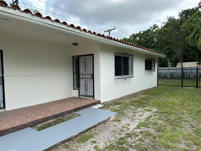 7071 SW 4th St 2, Miami, FL 33144