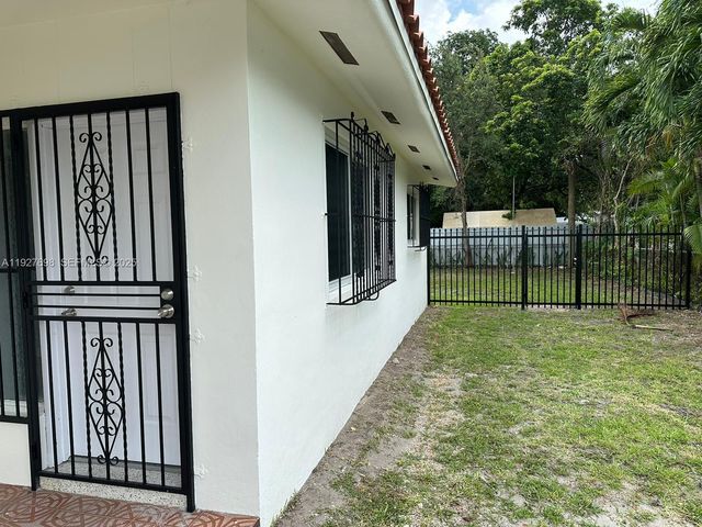 7071 SW 4th St 2, Miami, FL 33144