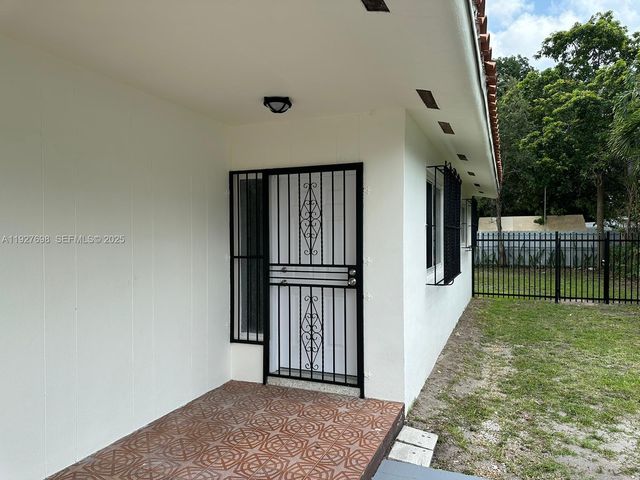 7071 SW 4th St 2, Miami, FL 33144